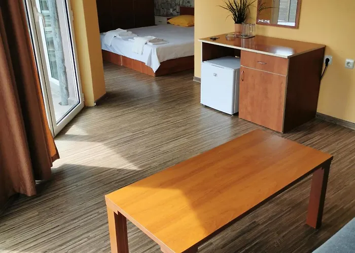 Готель La Piazza Family